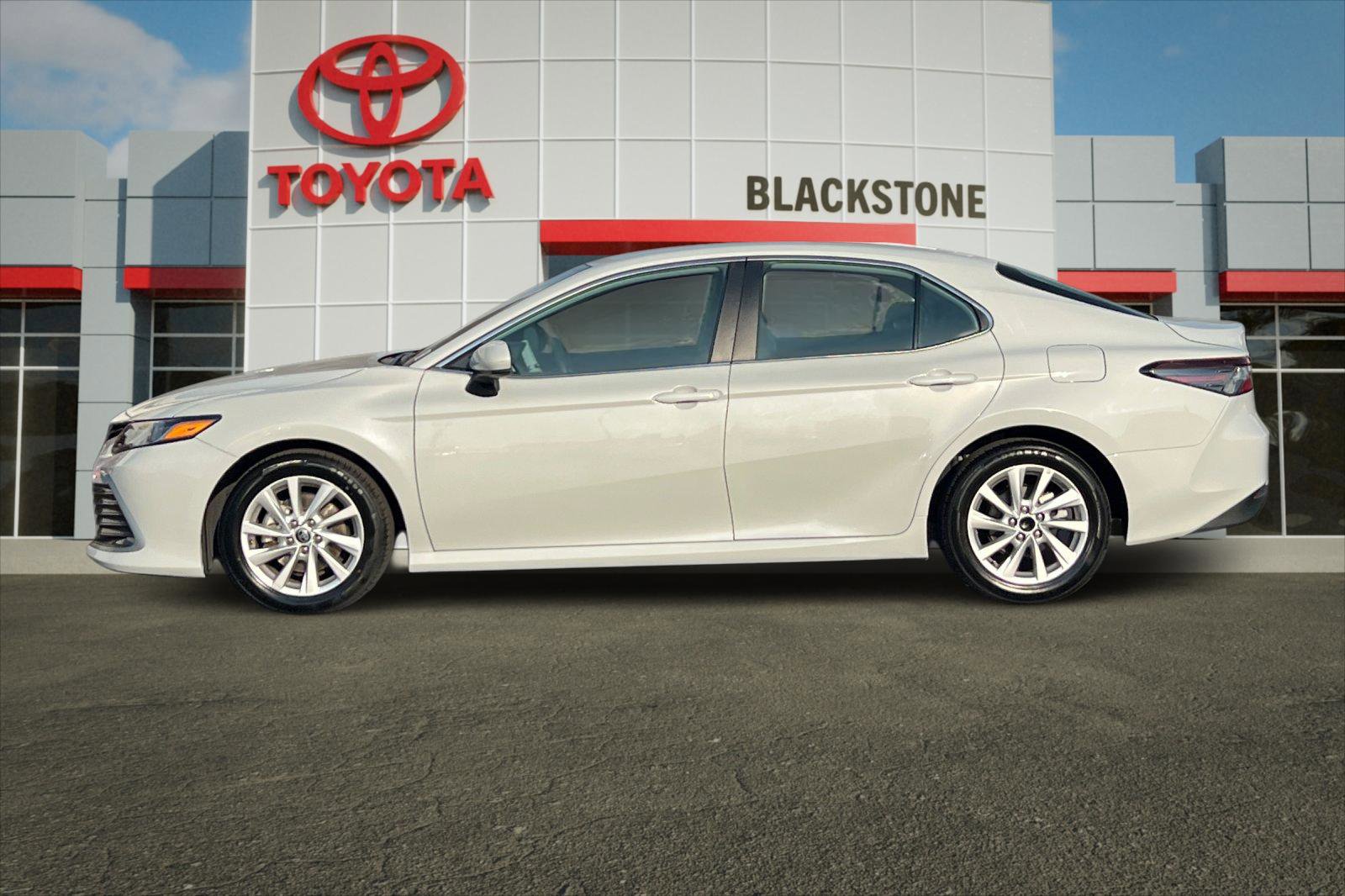 2023 Toyota Camry LE photo 5