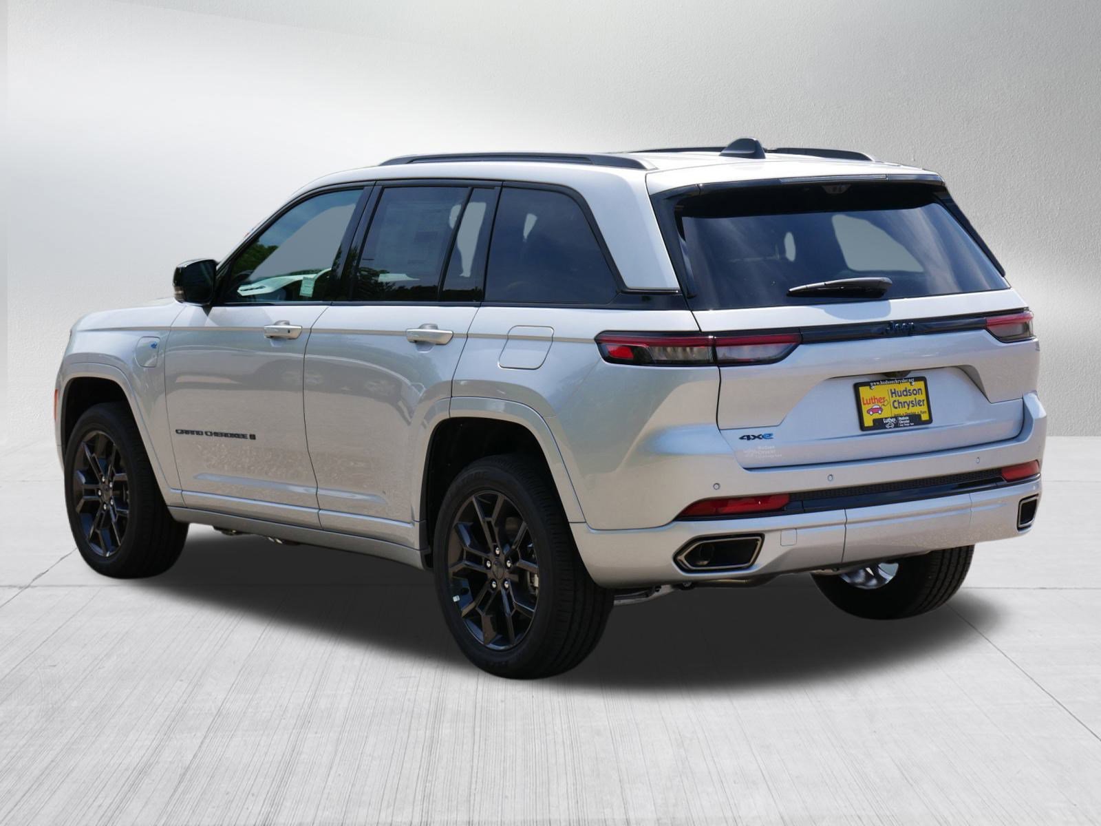 2025 Jeep Cherokee 80th Anniversary Edition photo 3