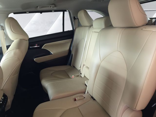 2023 Toyota Highlander L photo 14