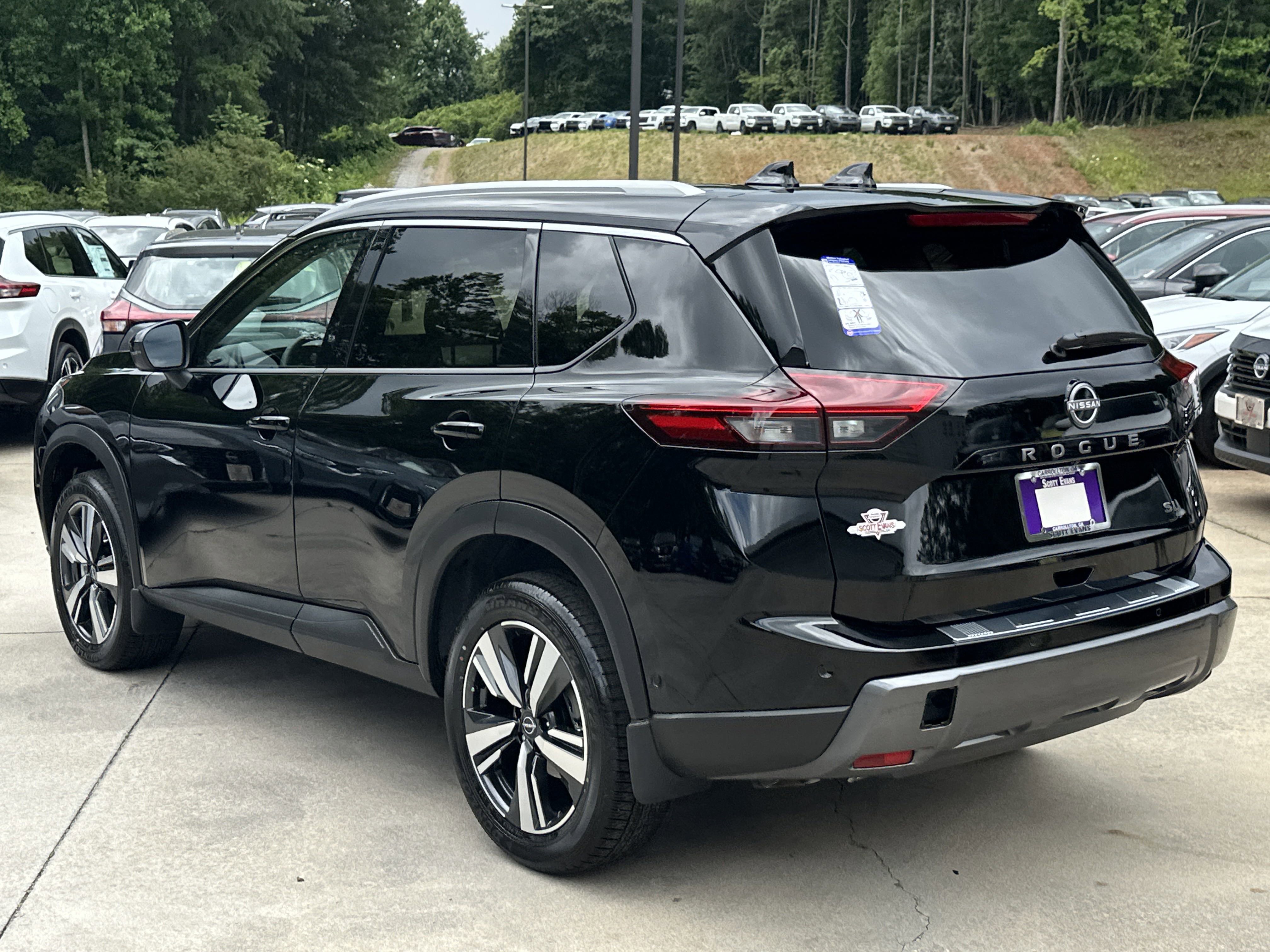 2025 Nissan Rogue SL photo 3
