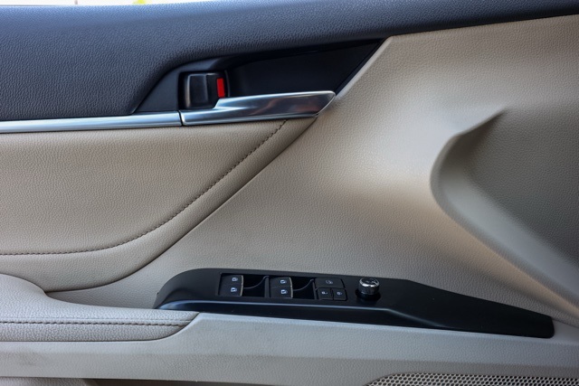 2018 Toyota Camry Hybrid XLE photo 20