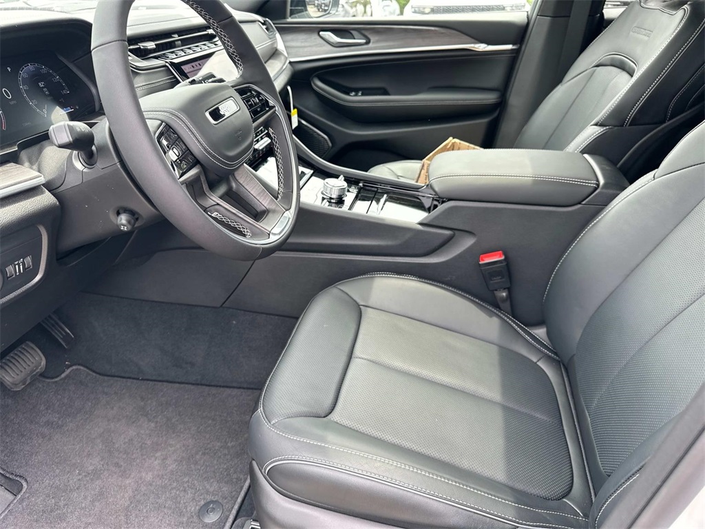 2025 Jeep Grand Cherokee Overland photo 15