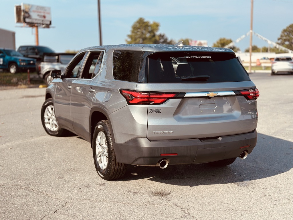 2023 Chevrolet Traverse LS photo 3