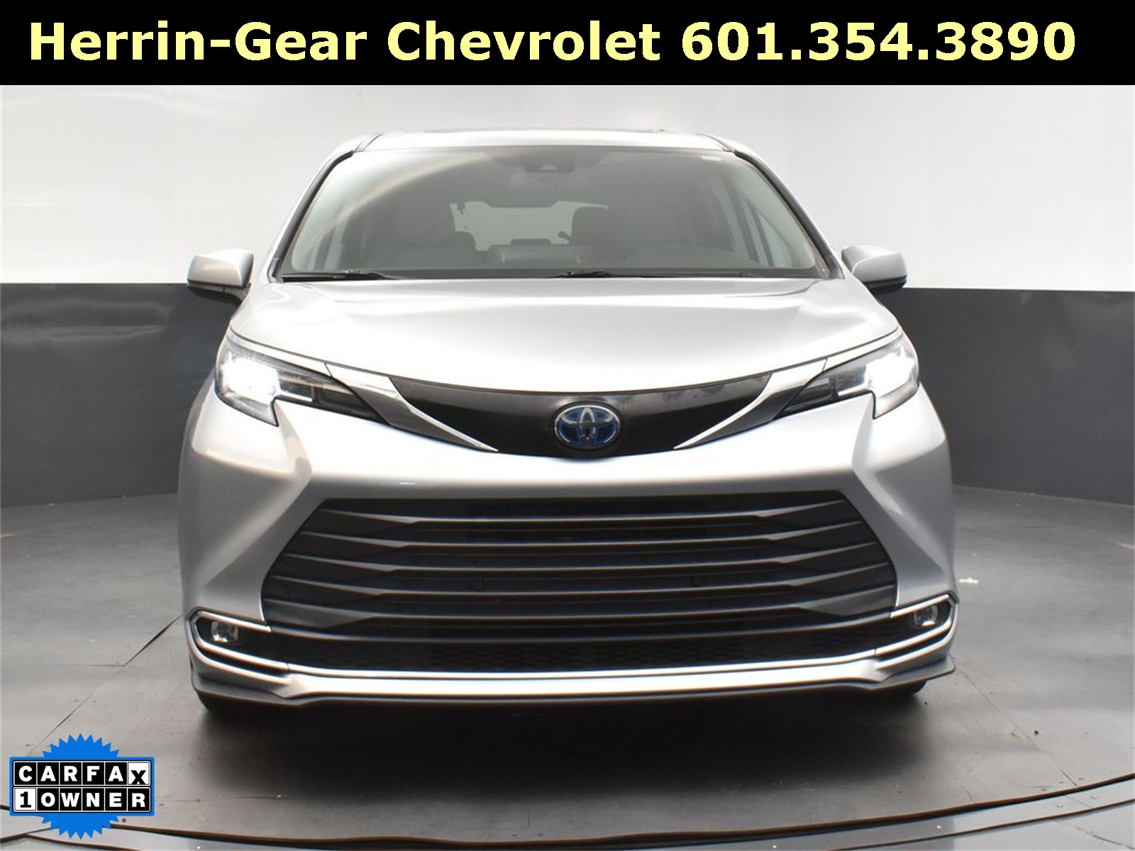 2023 Toyota Sienna XLE photo 9