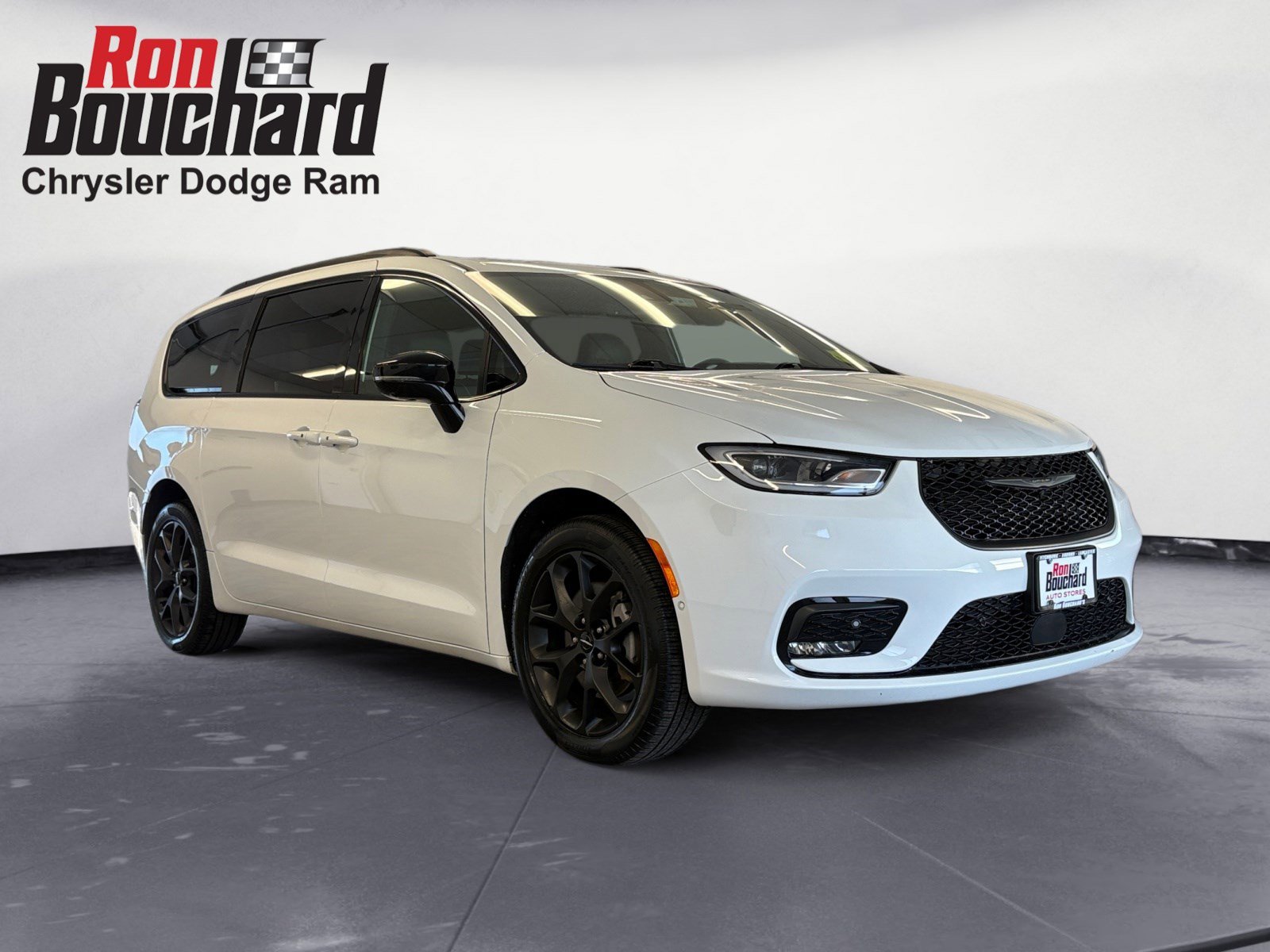 2023 Chrysler Pacifica Limited's photo