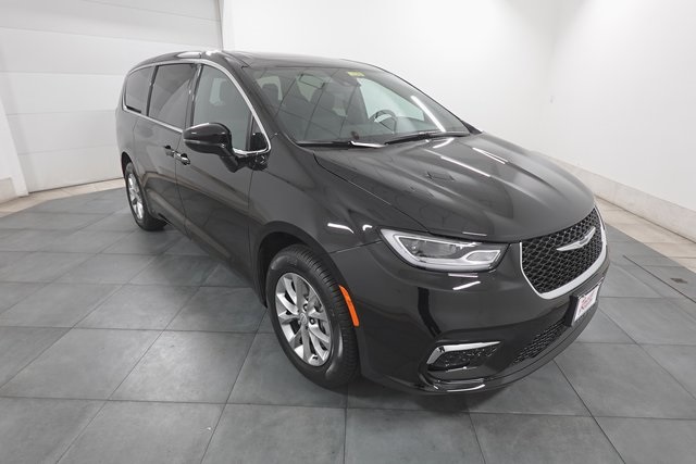 2026 Chrysler Pacifica Select's photo