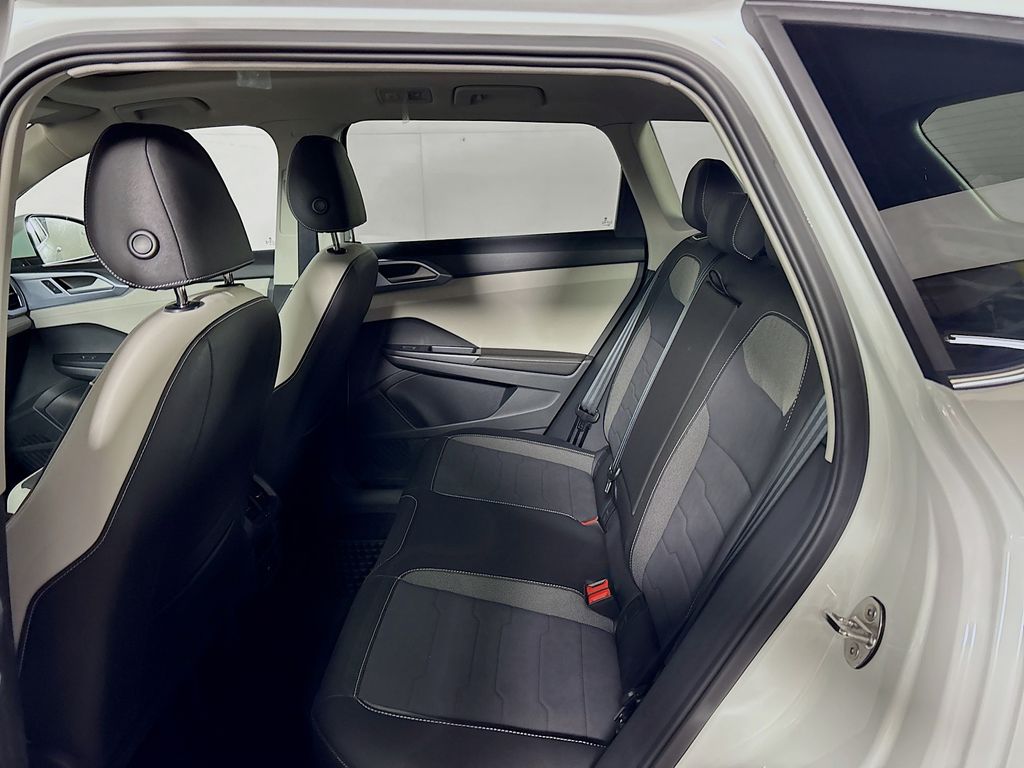 2025 Volkswagen Taos SE photo 15