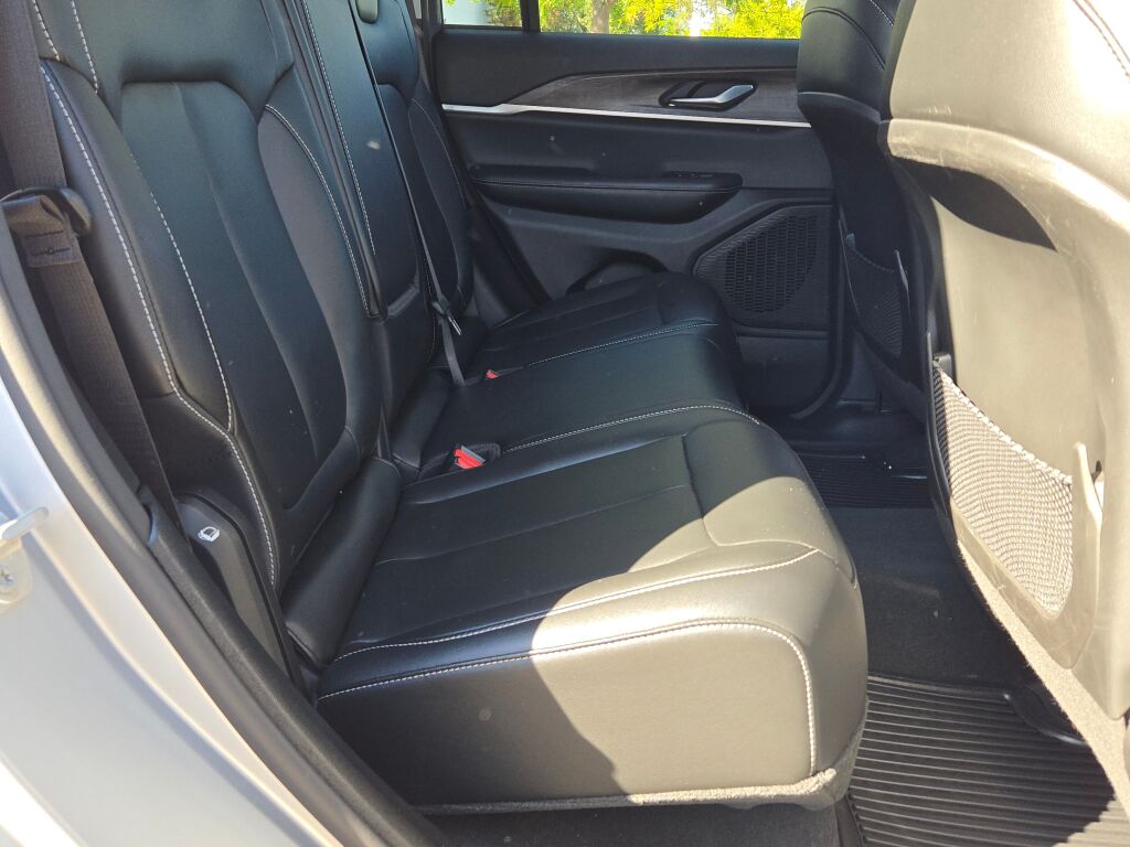 2024 Jeep Grand Cherokee Limited photo 9