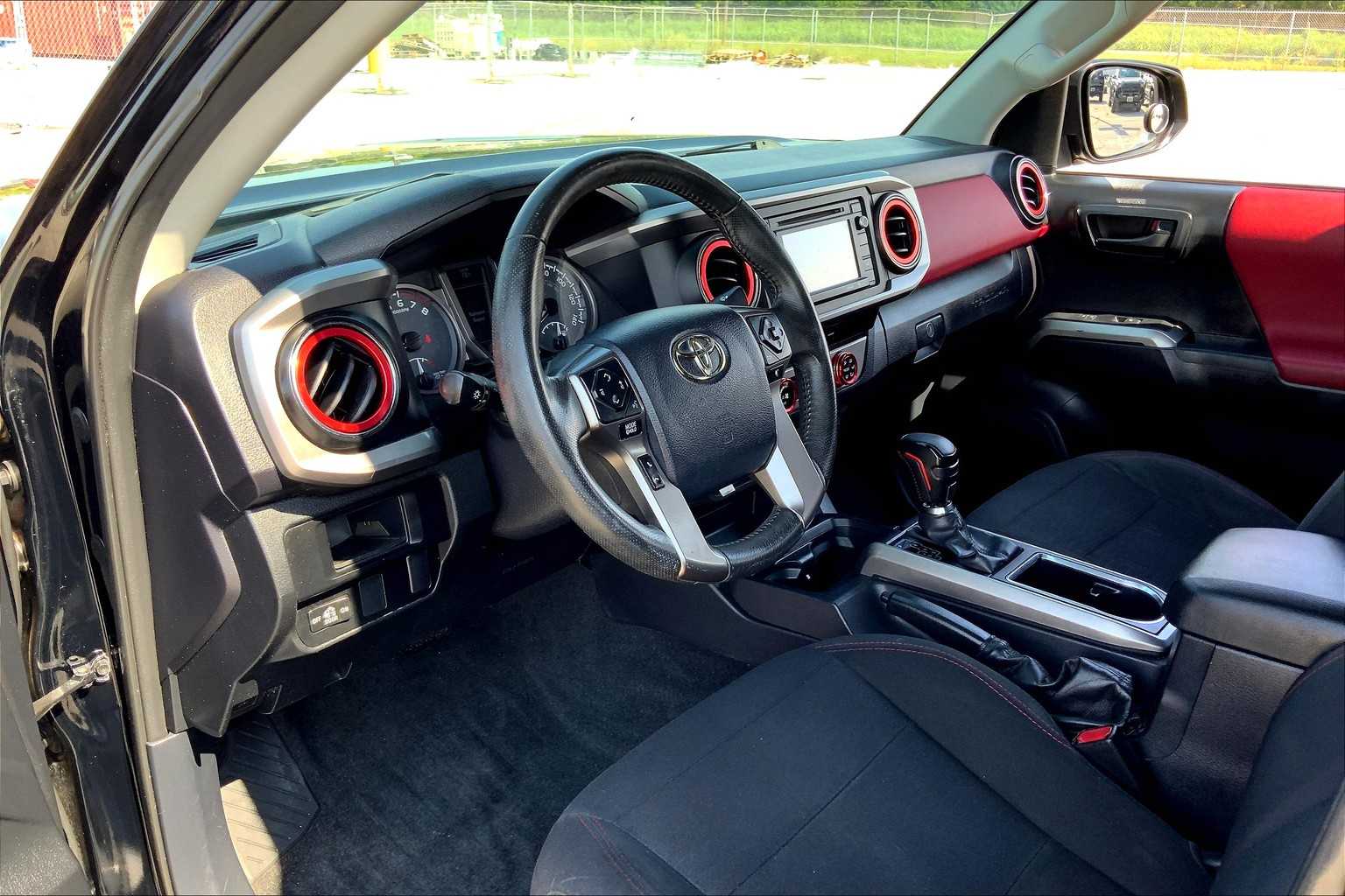 2017 Toyota Tacoma SR5 photo 16