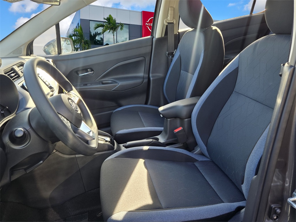 2025 Nissan Versa 1.6 SV photo 3