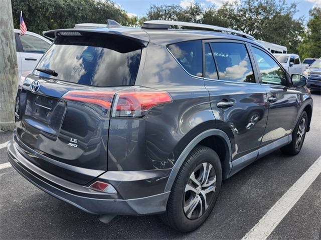 2016 Toyota RAV4 LE photo 4