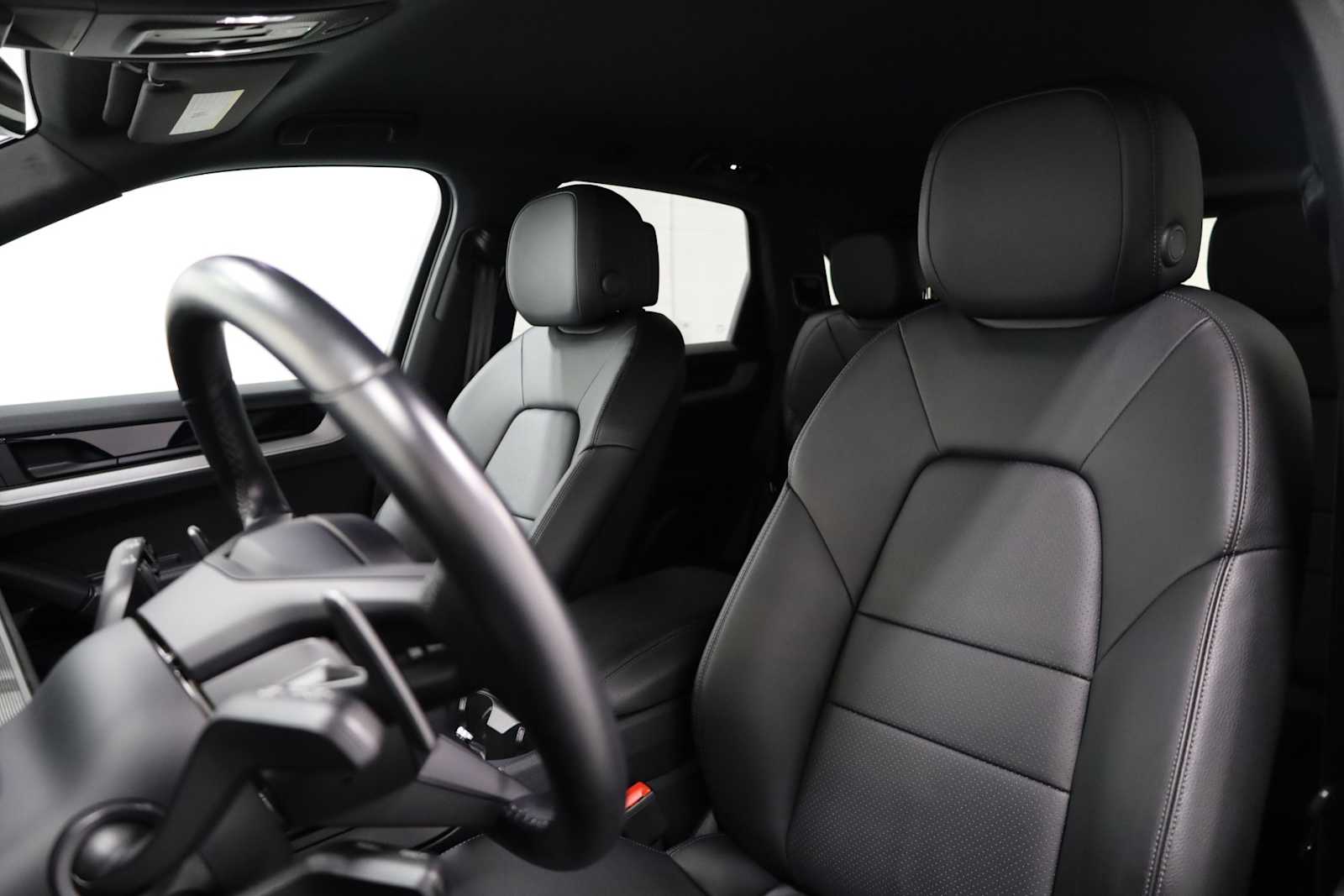 2024 Porsche Cayenne photo 3