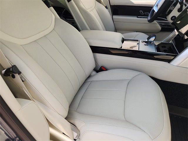 2025 Land Rover Range Rover SE photo 9