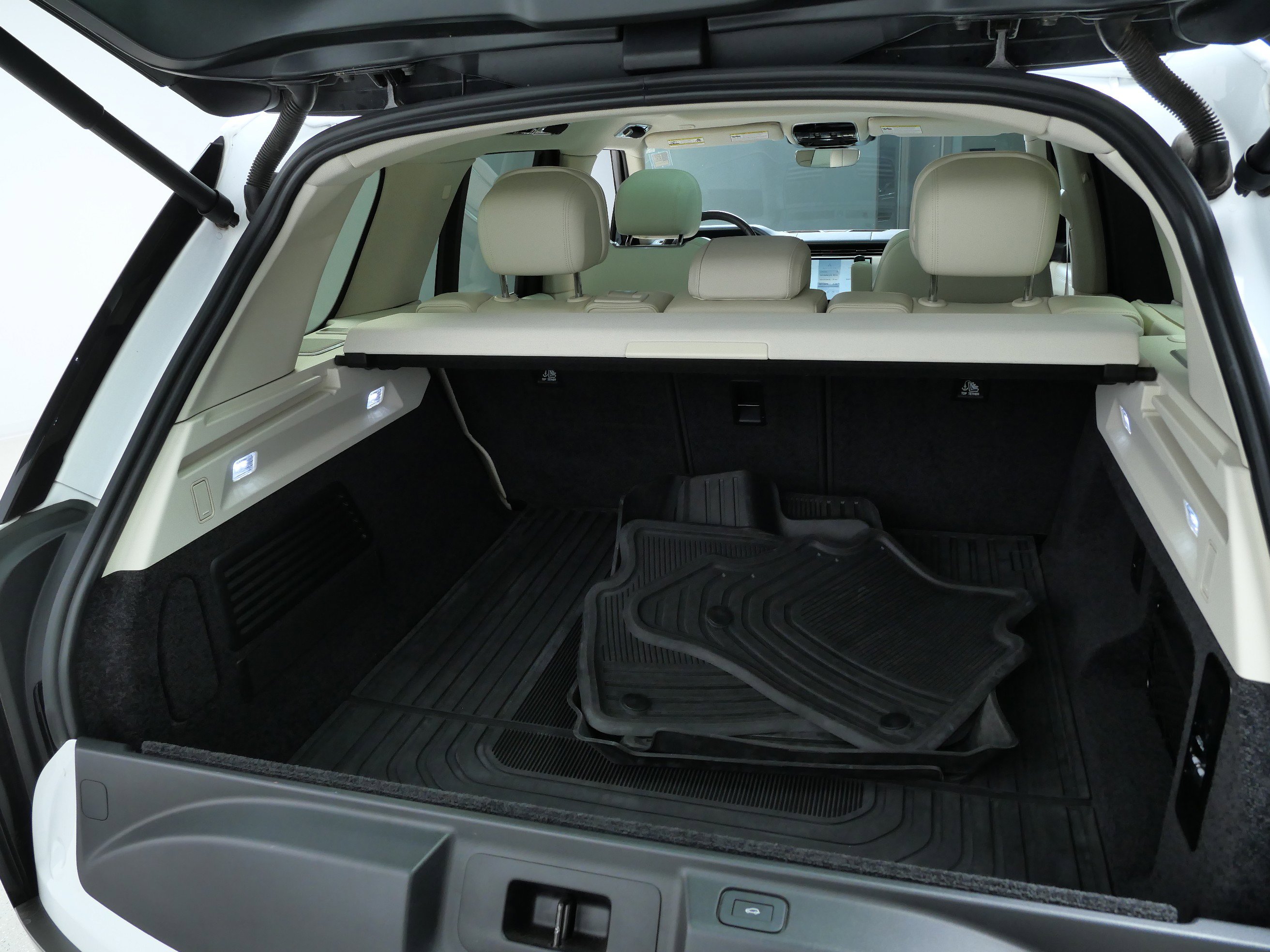 2024 Land Rover Range Rover SE photo 5