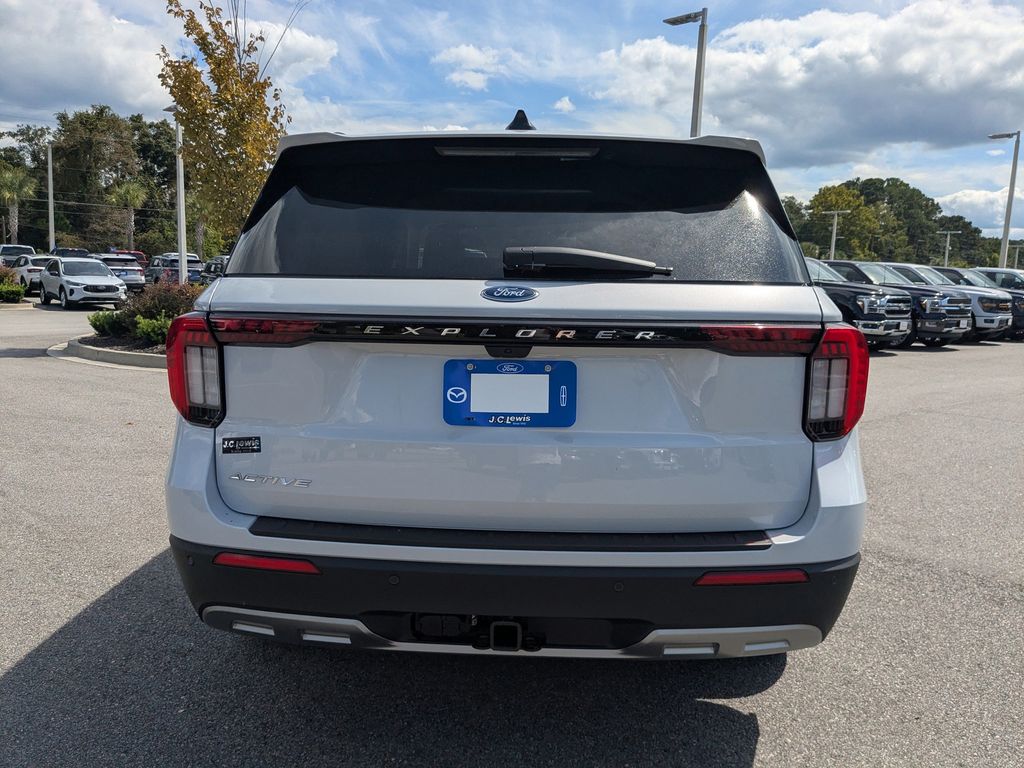 2025 Ford Explorer photo 5