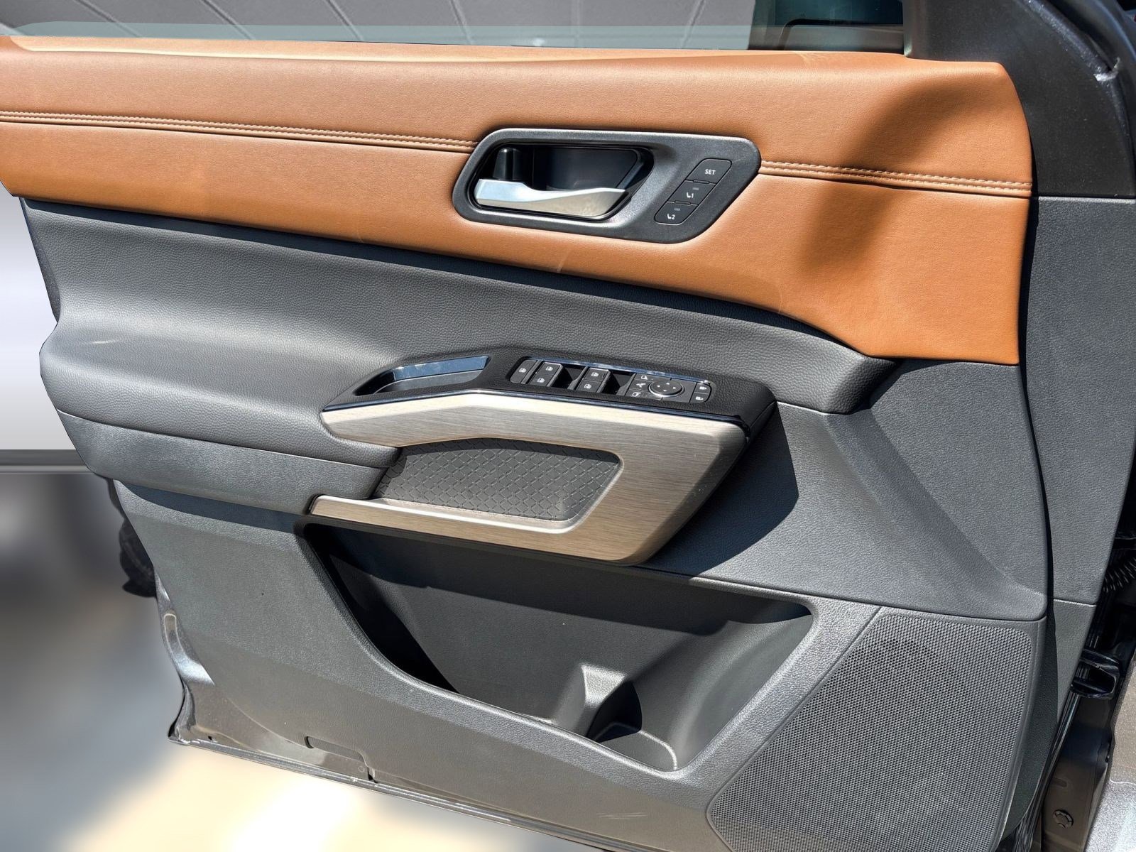 2025 Nissan Pathfinder Platinum photo 14