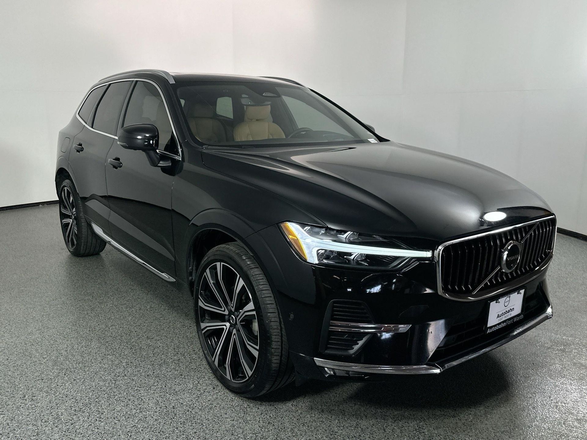 2023 Volvo XC60 B5 Ultimate photo 3