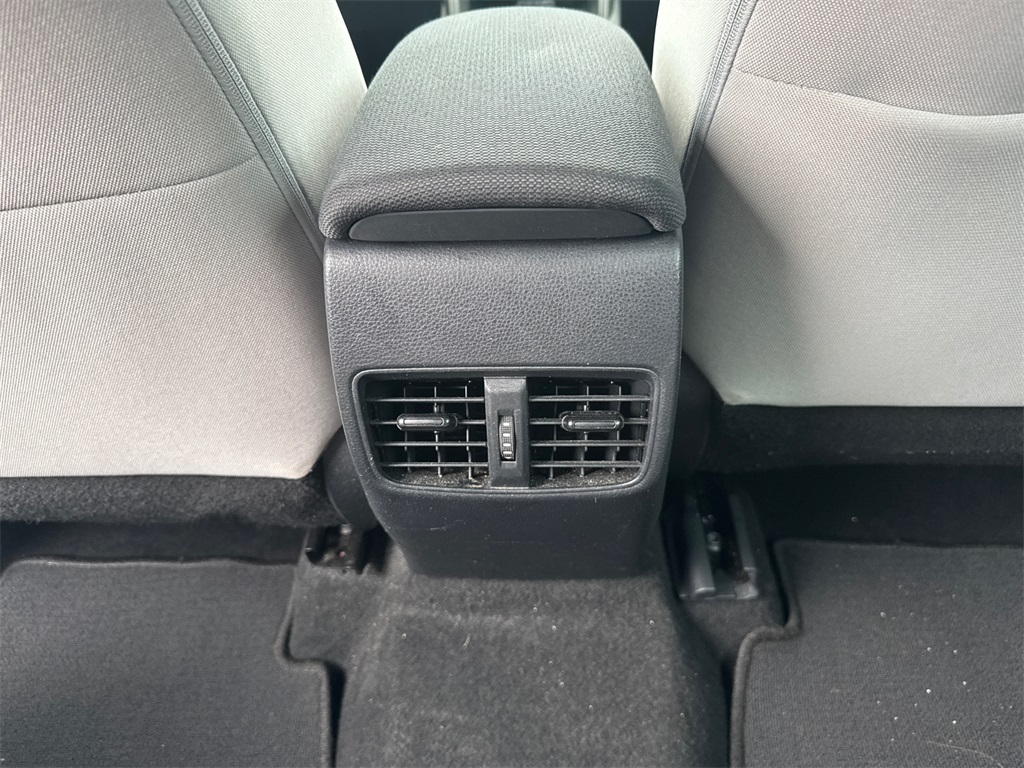 2022 Toyota Corolla Cross L photo 19
