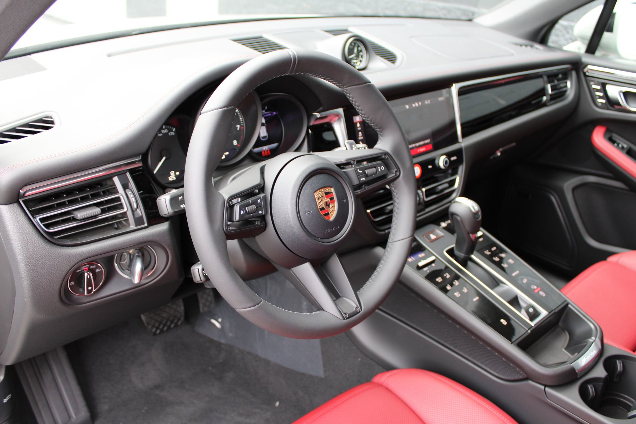 2026 Porsche Macan T photo 4