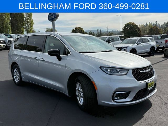 2024 Chrysler Pacifica Touring L photo 3