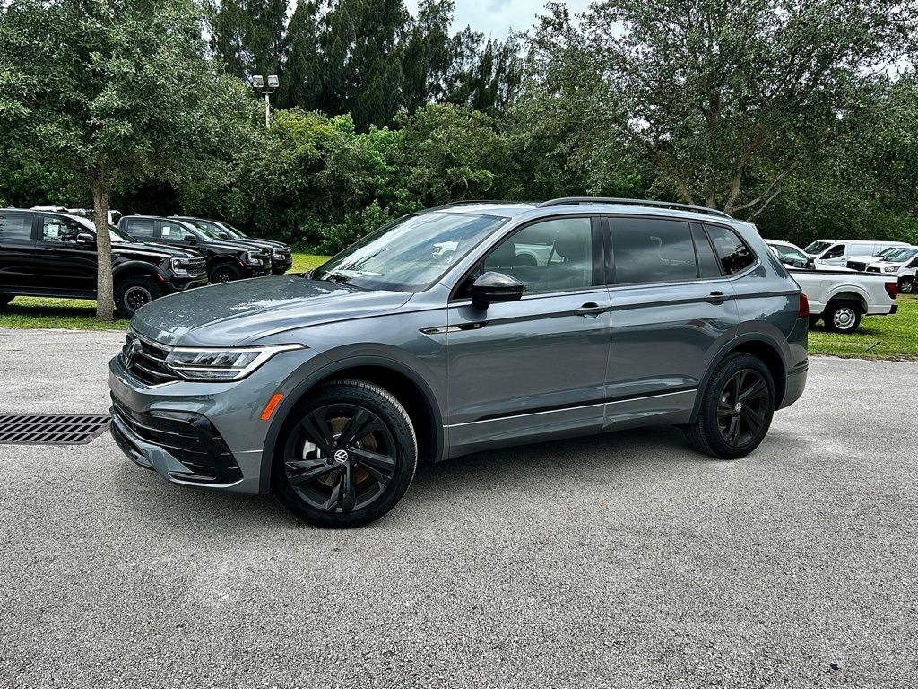 2024 Volkswagen Tiguan SE R-LINE BLACK's photo