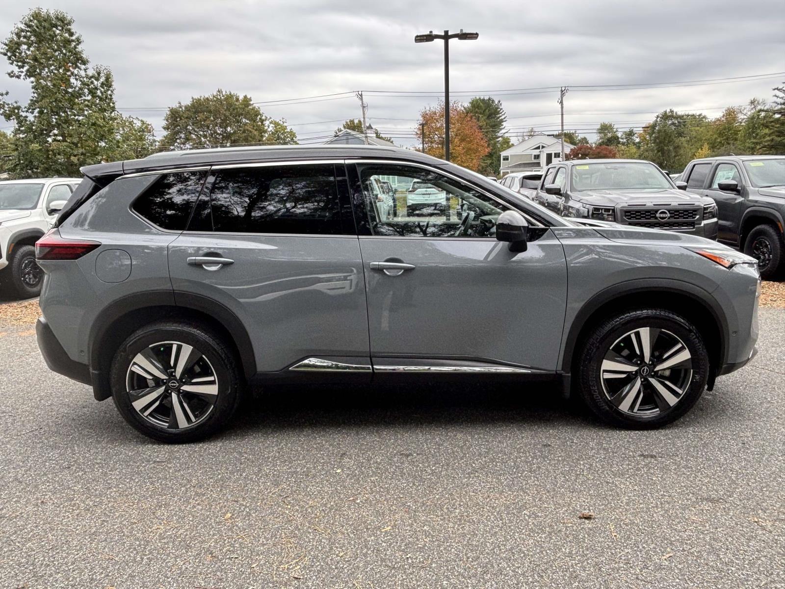 2022 Nissan Rogue SL photo 2