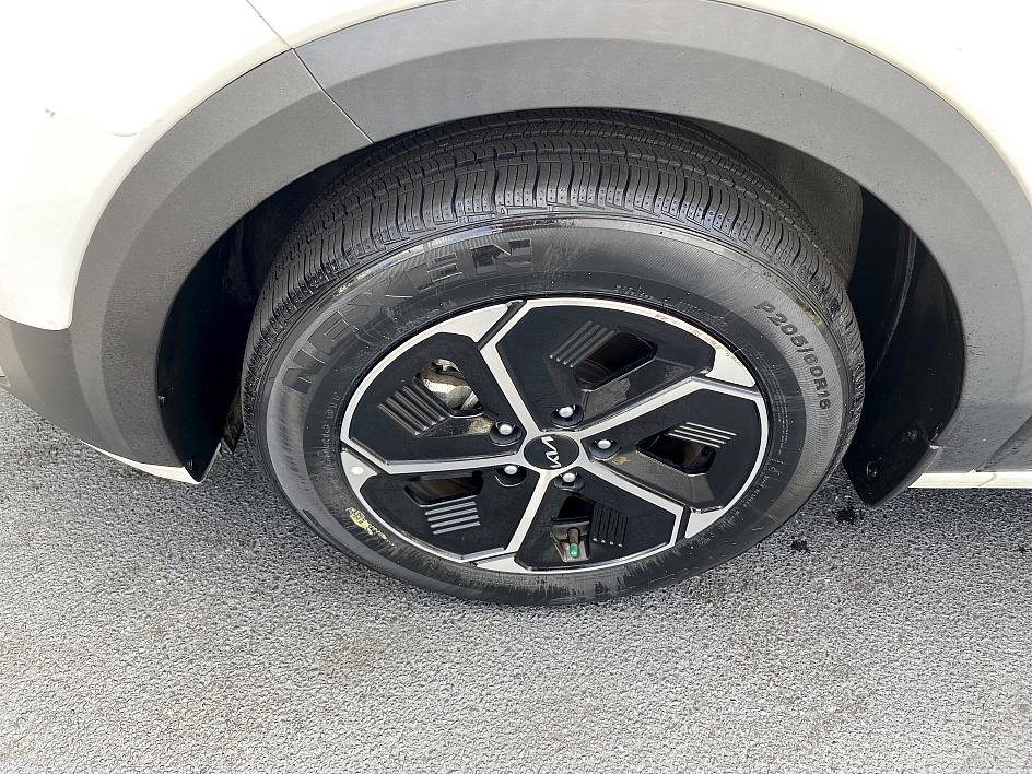 2023 Kia Niro LX photo 8