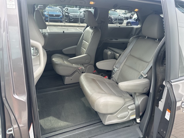 2016 Toyota Sienna XLE photo 15