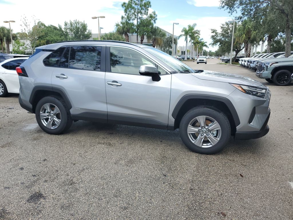 2025 Toyota RAV4 Hybrid XLE photo 4