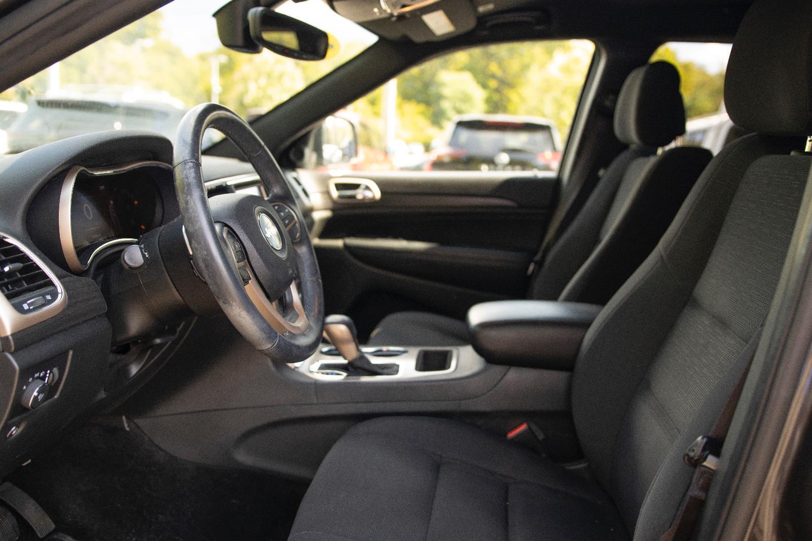 2017 Jeep Grand Cherokee Laredo photo 2