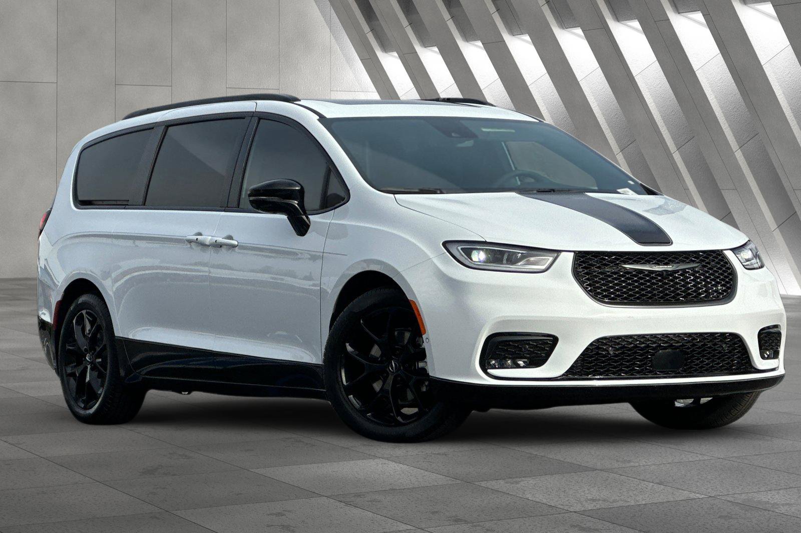 2024 Chrysler Pacifica Limited's photo