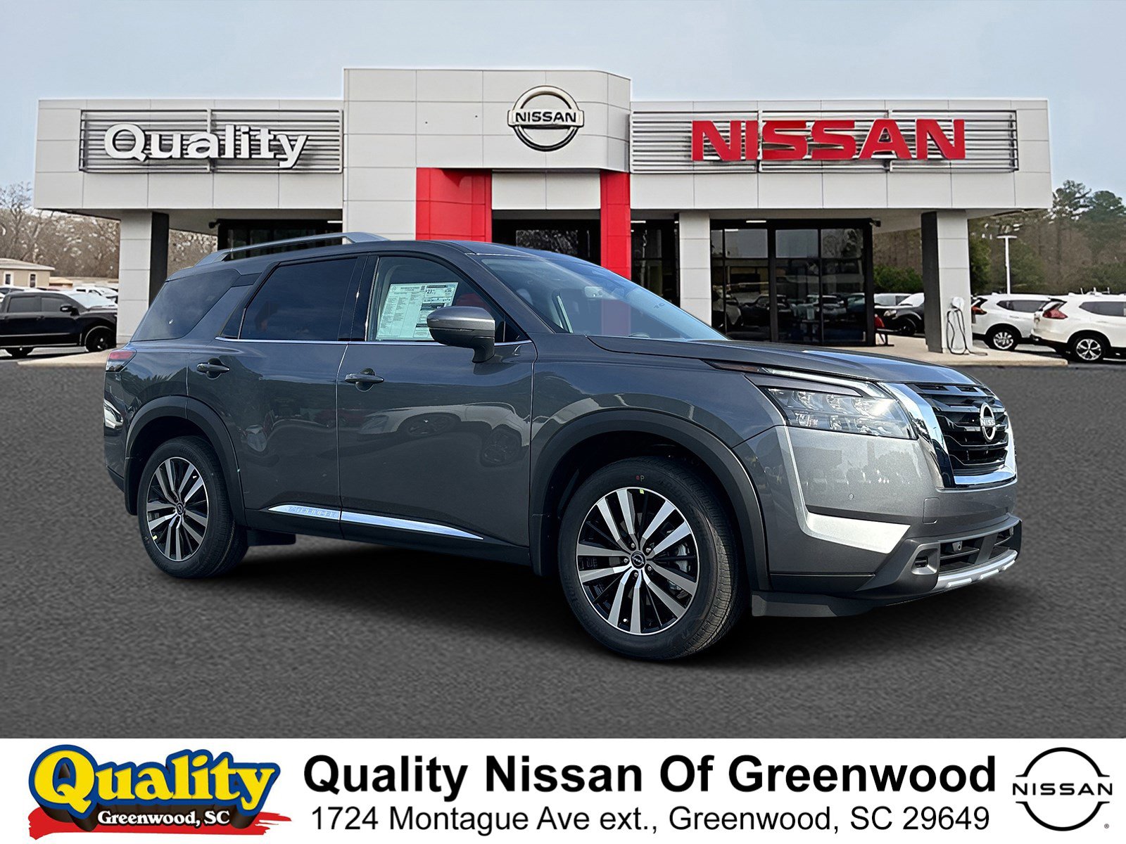 2025 Nissan Pathfinder Platinum's photo