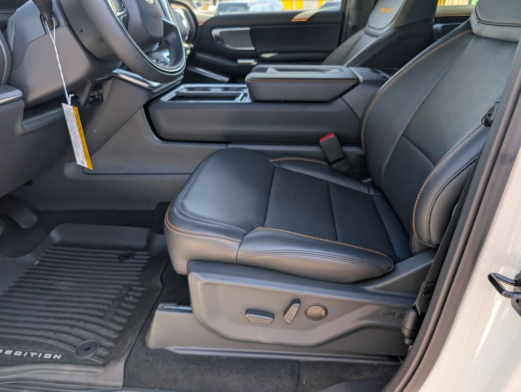 2025 Ford Expedition photo 6