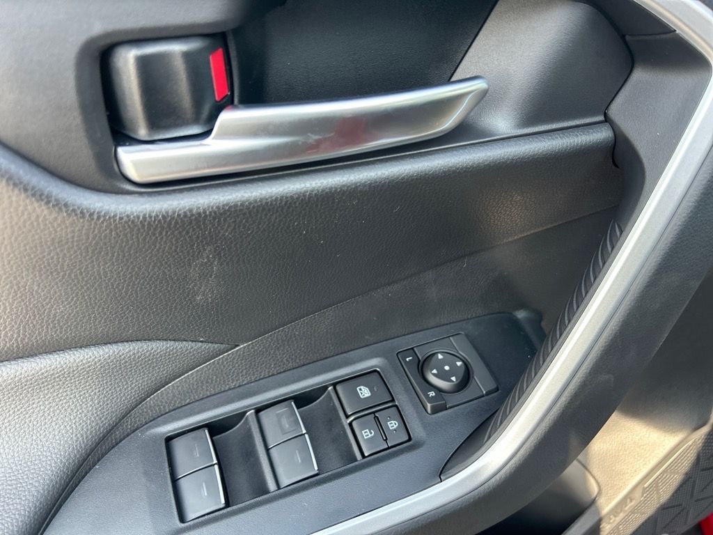2025 Toyota RAV4 XLE photo 7