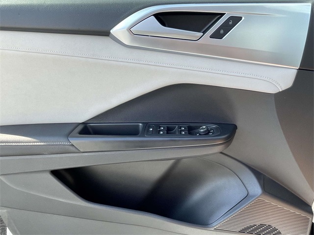 2025 Volkswagen Taos SE photo 19