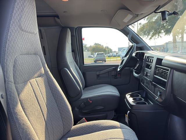 2025 Chevrolet Express Cargo 2500 photo 4