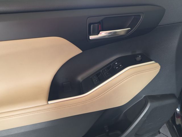 2023 Toyota Highlander L photo 11