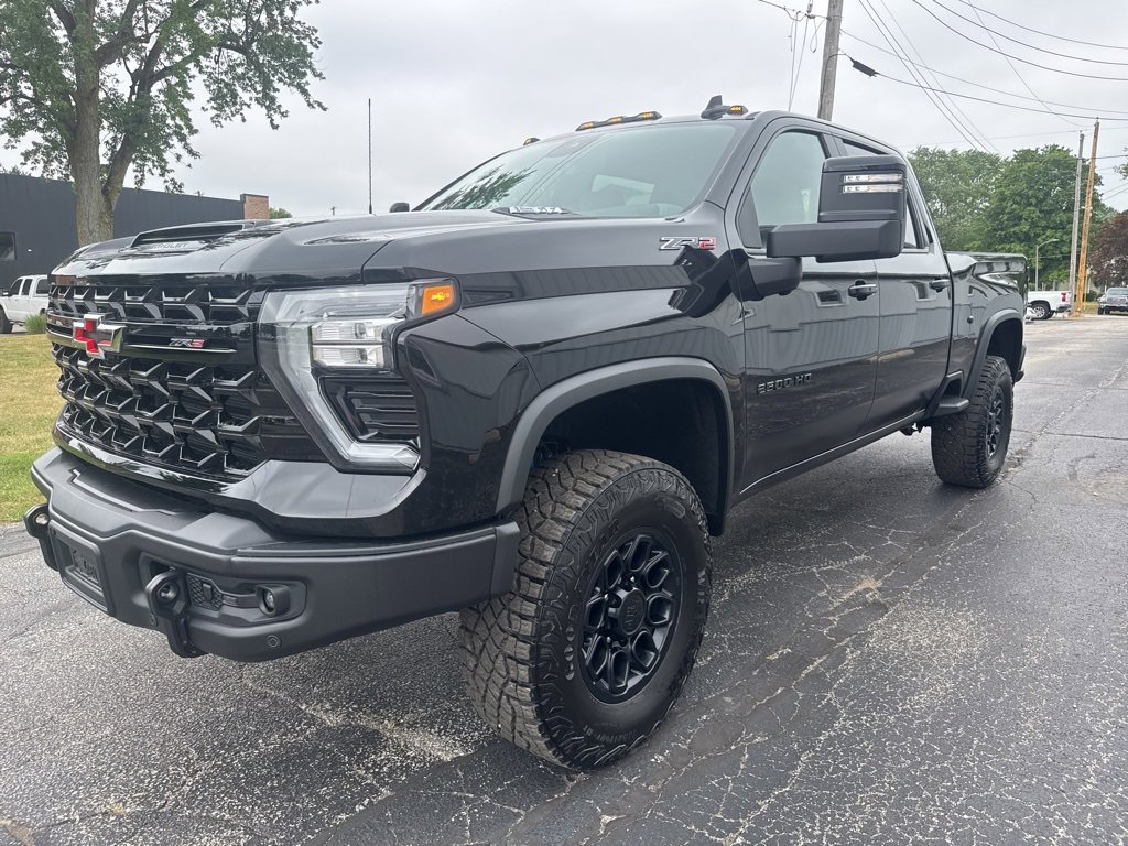 2025 Chevrolet Silverado 2500HD ZR2 photo 3