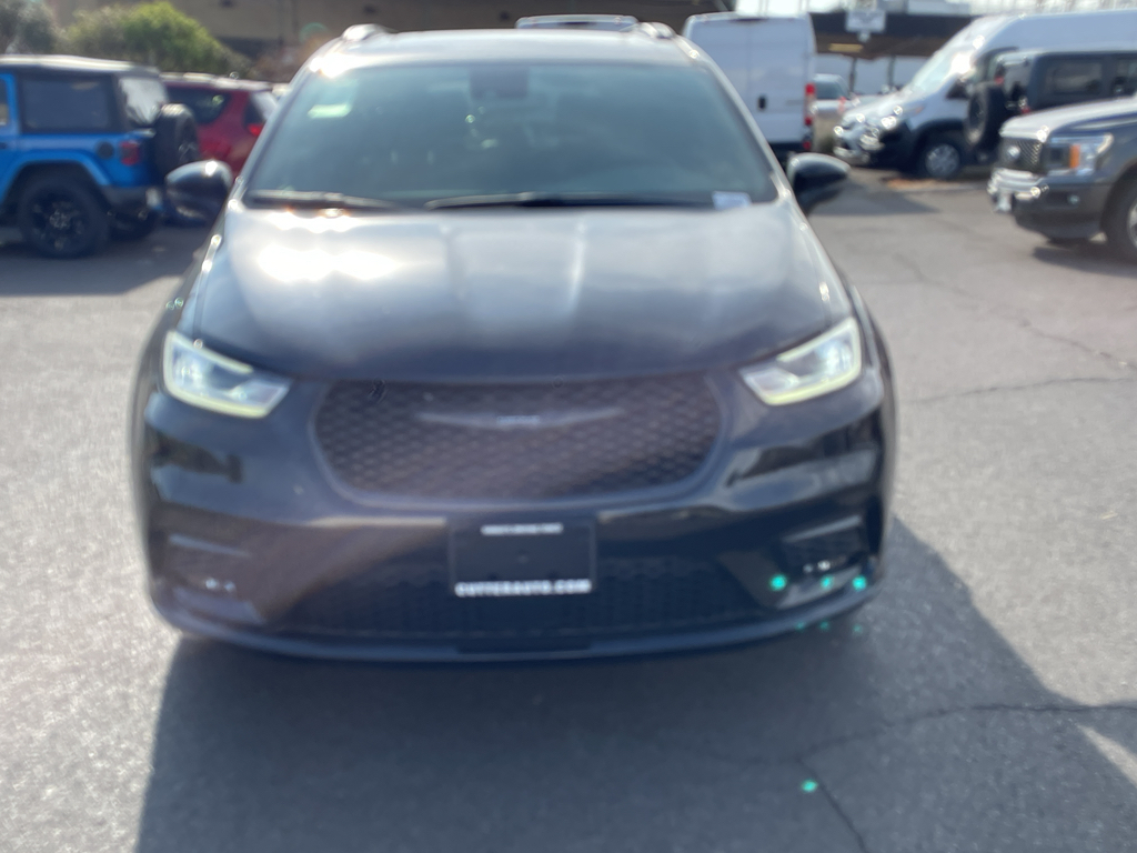 2026 Chrysler Pacifica Limited's photo