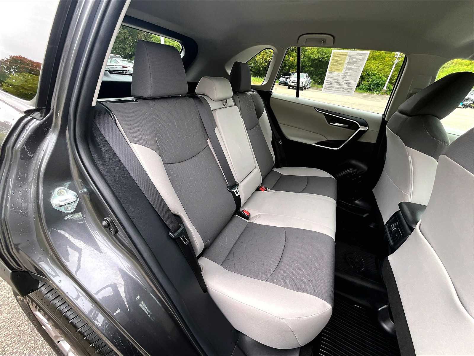 2025 Toyota RAV4 XLE photo 16