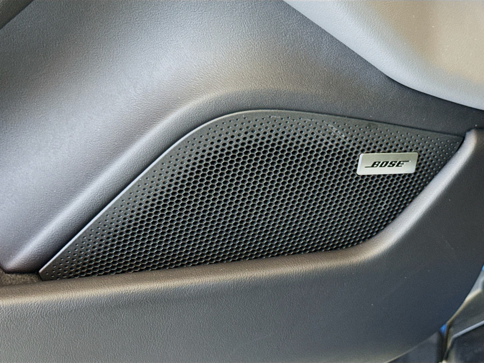 2025 Porsche Taycan photo 12