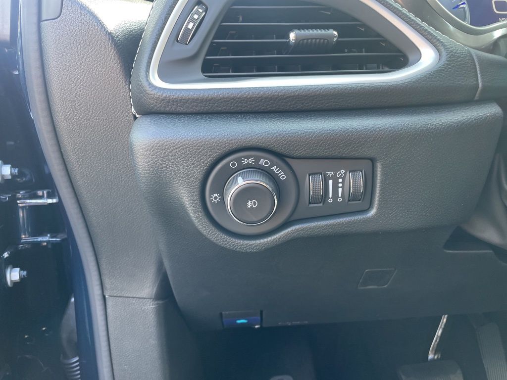 2025 Chrysler Pacifica photo 17