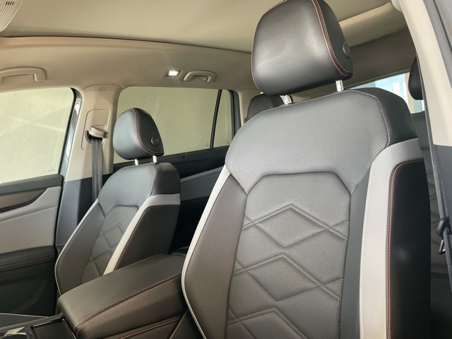 2024 Volkswagen Atlas Peak Edition SEL photo 4