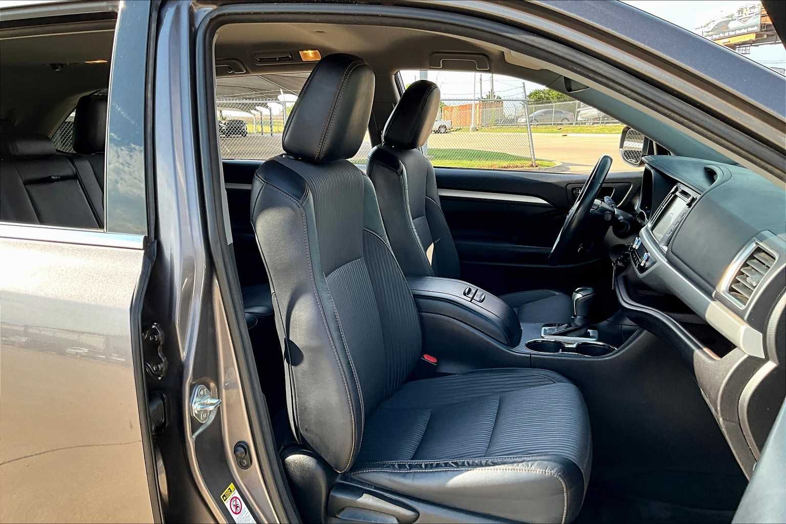 2017 Toyota Highlander LE Plus photo 8