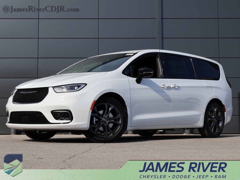 2026 Chrysler Pacifica Select's photo