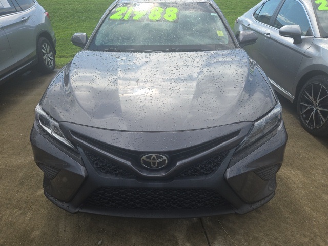 2018 Toyota Camry SE photo 2