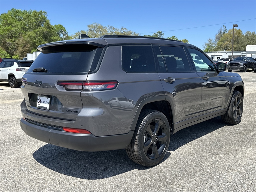 2025 Jeep Grand Cherokee Limited photo 3