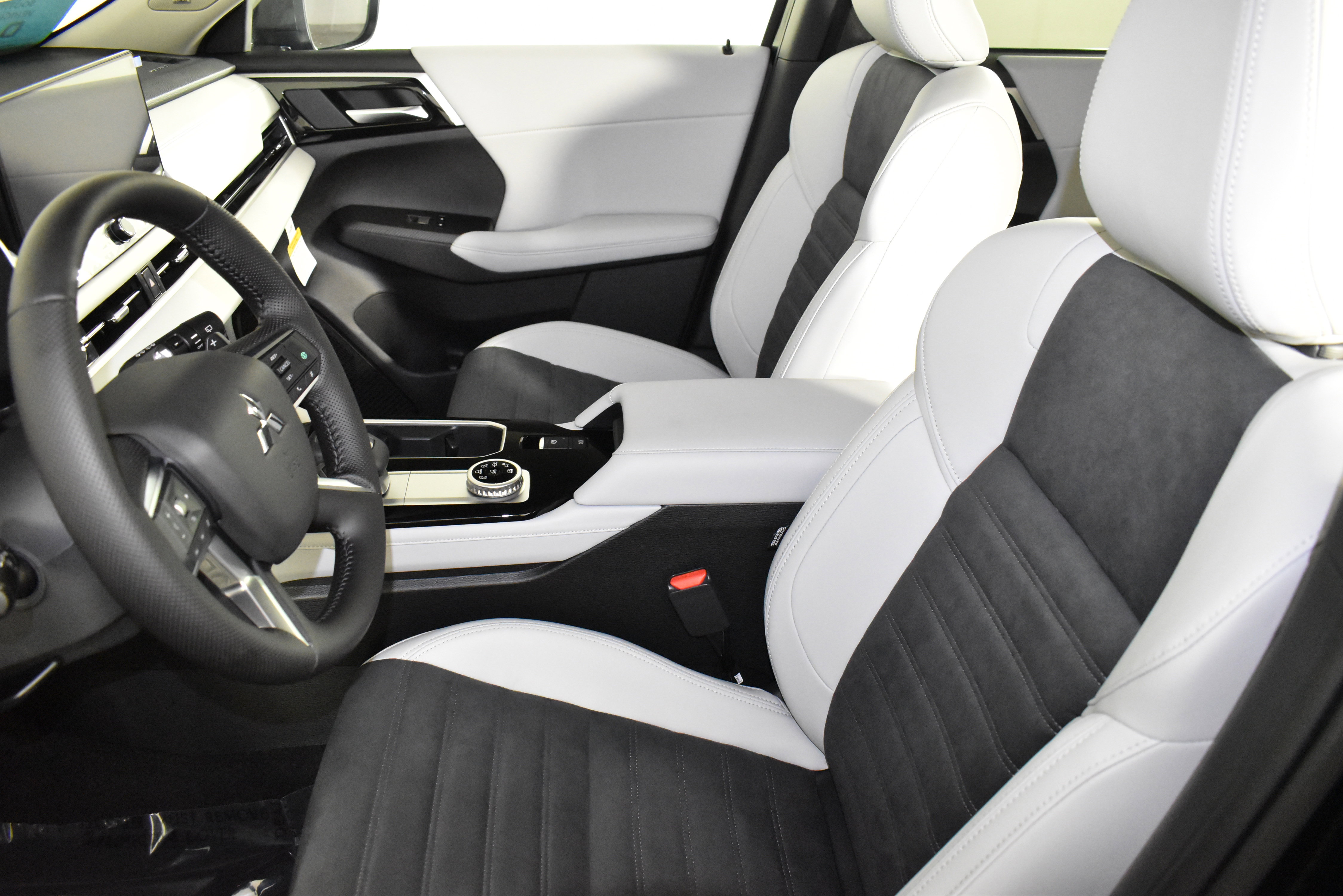 2025 Mitsubishi Outlander SE photo 3