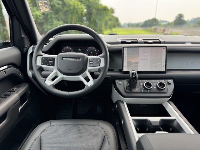 2025 Land Rover Defender 130 X-Dynamic SE photo 13