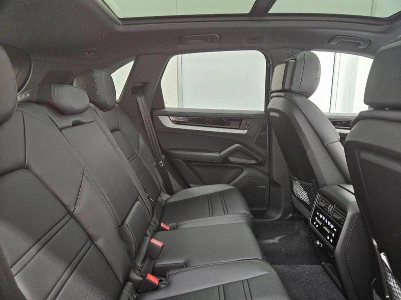 2025 Porsche Cayenne Base photo 12